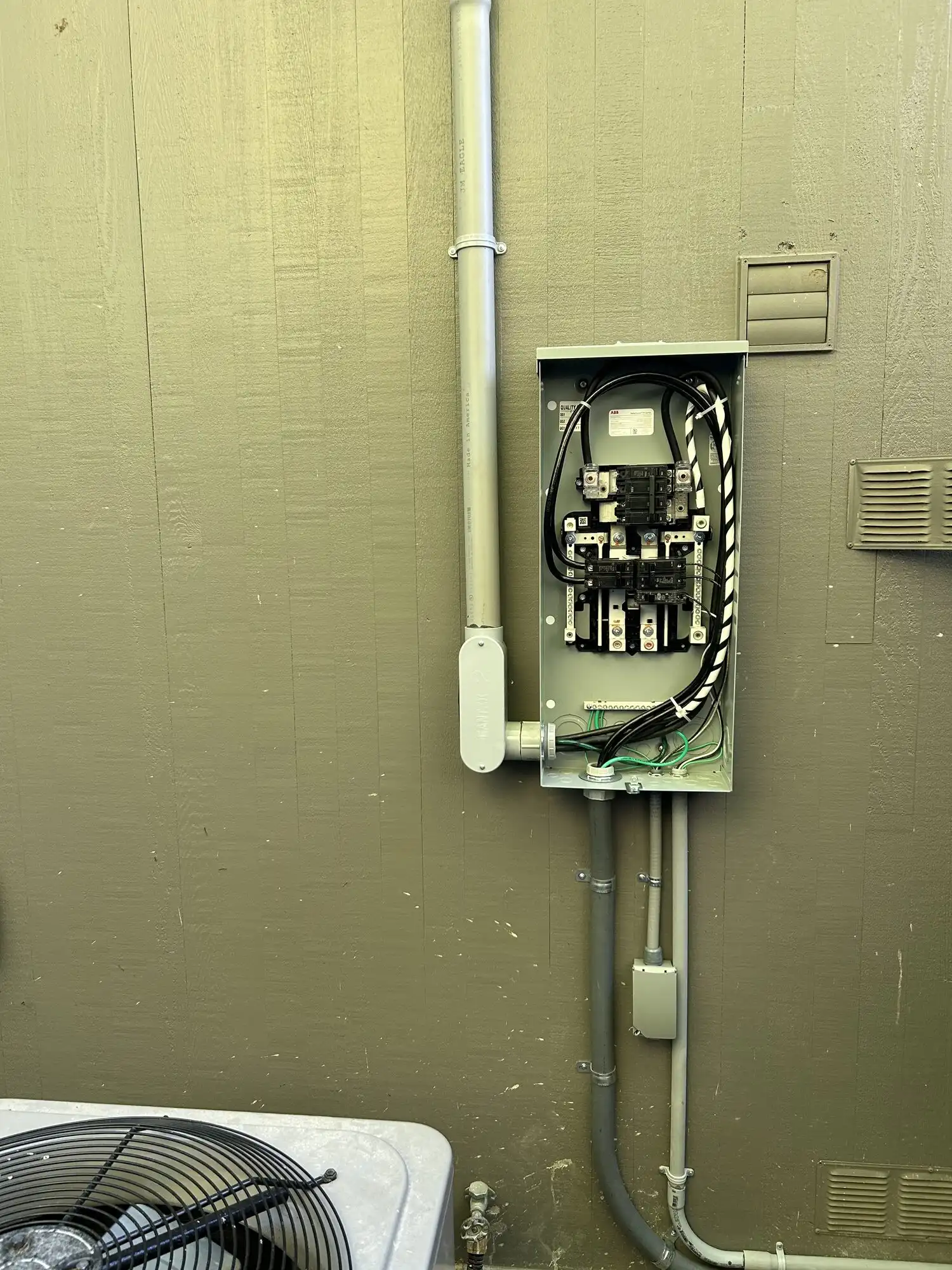Outdoor subpanel and conduit feeding rooftop refrigeration equipment, Edmonds WA commercial electrical